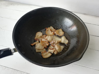 6、【干煸土豆片】 ,将锅内油倒出，留少许底油，下入五花肉片翻炒出油，将五花肉盛出