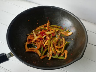8、【干煸土豆片】 ,下入尖椒和洋葱翻炒均匀