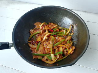 9、【干煸土豆片】 ,下入五花肉片，土豆片，酱油，料酒，白糖，煸炒1-2分钟