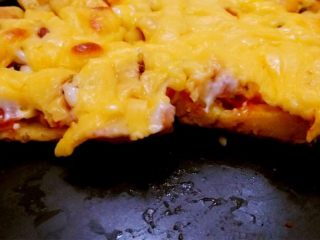 1、家庭美味培根披萨,披萨饼的做法：鸡蛋打散，然后和面粉，加点盐或椒盐和成面糊，热好平底锅刷一层油，倒入面糊，两面煎到金黄色，用来做匹萨饼，披萨饼刷一层橄榄油，把饼子切成八份，放在披萨盘上