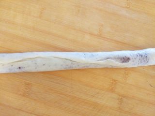 9、老北京麻酱糖火烧,卷成长条后，捏好封口