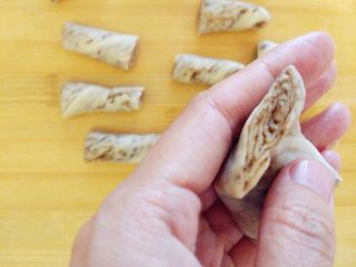 11、老北京麻酱糖火烧,揉成长条，切稍长的剂子，用手压扁