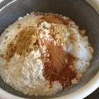 1、圣诞姜饼——一种古老的圣诞节食品,面粉、肉桂粉和姜粉倒入容器搅均匀，过筛备用；