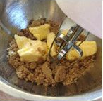 2、圣诞姜饼——一种古老的圣诞节食品,红糖粉、糖粉混合加入黄油，用搅拌器搅拌成糊状；