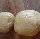 4、圣诞姜饼——一种古老的圣诞节食品,刚开始揉成团的时候，面团表面会比较粗糙。继续耐心的揉一会儿，直到面团表面光滑就可以了。把揉好的面团放进冰箱冷藏松弛1个小时。