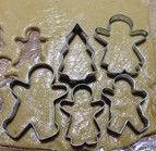 5、圣诞姜饼——一种古老的圣诞节食品,松弛好的面团，放在案板上擀成厚约0.3CM的薄面片。用各种形状的模具，在擀好的面片上刻出饼干模型；