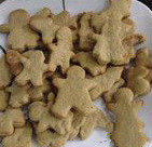 7、圣诞姜饼——一种古老的圣诞节食品,蛋白和糖粉混合打发，加入柠檬汁，继续打发就成为蛋白糖霜了；