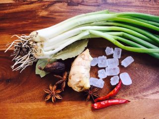 1、莲藕烧排骨（附无水无油炒糖色技巧）,准备好辅助食材，小香葱、冰糖、八角、干辣椒、草果、姜、香叶。