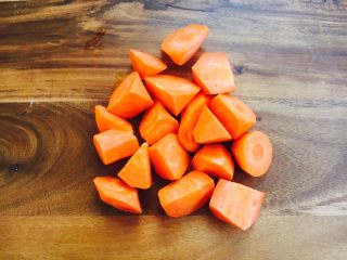 3、莲藕烧排骨（附无水无油炒糖色技巧）,胡萝卜切滚刀块。