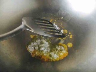 6、莲藕烧排骨（附无水无油炒糖色技巧）,这是冰糖在融化中 可用铲子压一压冰糖并翻动冰糖，加速冰糖融化。