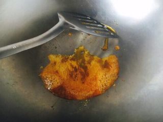 7、莲藕烧排骨（附无水无油炒糖色技巧）,刚开始融化后的状态如图中中间部分，图中左右两边已经产生气泡，当中间部分也产生气泡后用铲子迅速滑动，