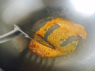 8、莲藕烧排骨（附无水无油炒糖色技巧）,这是滑动铲子后消泡的状态 当再产生气泡时，还是用铲子滑动，打散气泡，这样重复3次，糖色就变成琥珀色了。