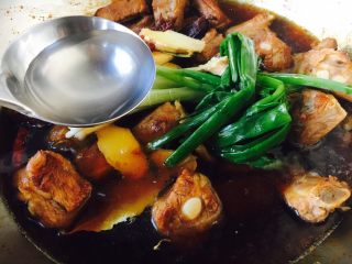 12、莲藕烧排骨（附无水无油炒糖色技巧）,放入适量的开水，开的矿泉水更佳。