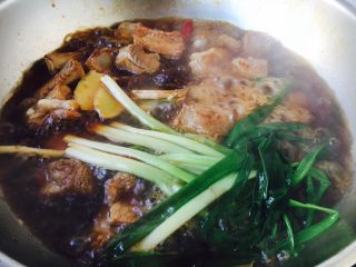 13、莲藕烧排骨（附无水无油炒糖色技巧）,开水的量要没过食材。