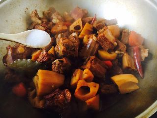 16、莲藕烧排骨（附无水无油炒糖色技巧）,转大火收汁，收汁时要随时翻炒几下，避免粘锅，随着汤汁浓稠，莲藕和小排骨颜色逐渐变深，此时放入适量的盐调味。