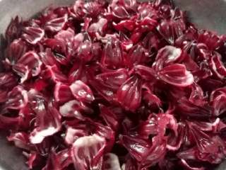 1、洛神花（玫瑰茄）果脯,新鲜洛神花摘回来去果实留花萼，清洗干净