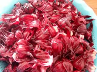 3、洛神花（玫瑰茄）果脯,将淹好的洛神花沥水捞出