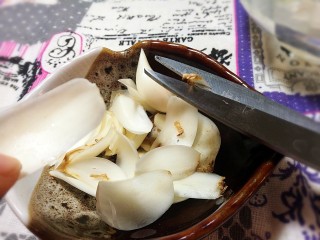 4、百合南瓜粥,剪掉枯黄部分