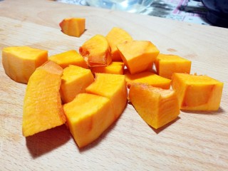 6、百合南瓜粥,南瓜切块