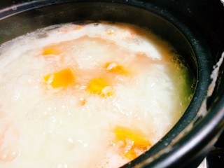 11、百合南瓜粥,加入南瓜块