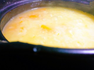 14、百合南瓜粥,再次煮开 五六分钟后关火