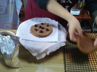 1、家庭版黑森林蛋糕,很简单蛋糕胚子就是戚风蛋糕的打法，需要注意两点，一是黄油和巧克力币一个是液化的，一个是融化的，都是隔水法，小苏打的加入量控制好千万别加多了哈