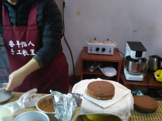 2、家庭版黑森林蛋糕,巧克力酱的做法是先将融化的巧克力和淡奶油混合之后加入打发的淡奶油再混合均匀就好啦，可以涂再蛋糕片上，蛋糕均匀切两片，也就是涂两层巧克力酱，酱上再放适量的樱桃就好，樱桃设两瓣去胡哟