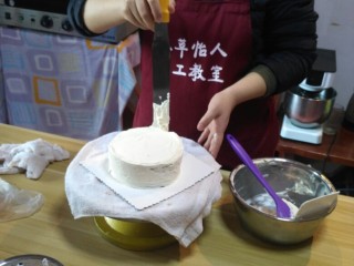 3、家庭版黑森林蛋糕,表面装饰先用打发好的淡奶油抹面，关于抹面（圆形抹面+方形抹面+心形抹面+弧形抹面会开视频课详细讲解的，别着急哈）这款黑森林的抹面不是太平也没有关系，我们可以用巧克力削装饰掩饰住哒