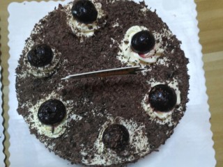 6、家庭版黑森林蛋糕,好啦一款六寸的黑森林蛋糕就制作完成啦，咬一口进去有巧克力可可蛋糕胚体+巧克力酱+大樱桃，口感也是很美味滴，最重要的不需要很好的抹面也可以做出来，家庭版的烘焙达人