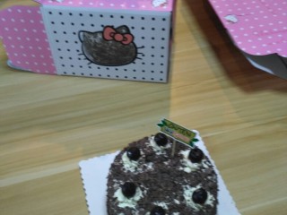 7、家庭版黑森林蛋糕,喜欢吗，喜欢马上就动手试试吧，关于专业的黑樱桃蛋糕制作我会加进去樱桃酒的制作方法及纯脂巧克力削的制作，及抹面淡奶油和樱桃汁的混合的酱的调制及如何抹面偶，口感更立体，不过做起来也比较复杂，关于各种平整抹面也会出相关视频，如果觉得我讲的菜谱比较通俗易懂，喜欢我就关注我吧，满300粉我会开直播，不见不散啦～