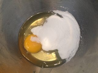 1、红丝绒玛德琳蛋糕,将鸡蛋打入干净的盆内，加入细砂糖拌匀