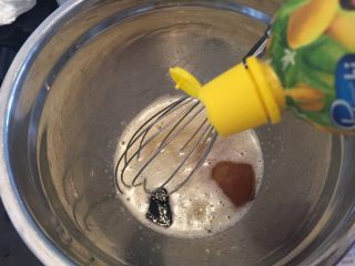 2、红丝绒玛德琳蛋糕,分别加入红丝绒液、香草精、柠檬汁、盐拌匀