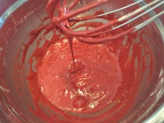 4、红丝绒玛德琳蛋糕,拌至无干粉