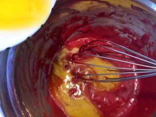 5、红丝绒玛德琳蛋糕,黄油隔水融化，分2次加入蛋糕糊内