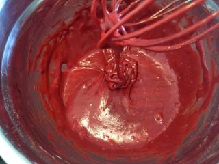 6、红丝绒玛德琳蛋糕,拌成顺滑的蛋糕糊