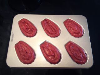 8、红丝绒玛德琳蛋糕,取出蛋糕糊，装入裱花袋，挤入模具