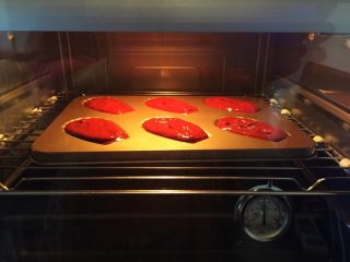 9、红丝绒玛德琳蛋糕,烤箱预热190度上下火中层12－15分钟