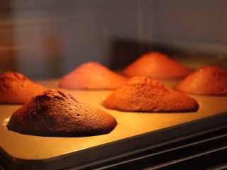 10、红丝绒玛德琳蛋糕,玛德琳蛋糕独一无二的可爱之处就是它的小肚子