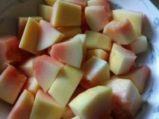 2、木瓜炖雪蛤,木瓜去皮去籽切块