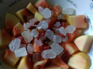 3、木瓜炖雪蛤,木瓜粒分成两份，木瓜-冰糖-枸杞-木瓜,铺两层，这样方便糖分散开