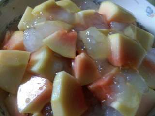 4、木瓜炖雪蛤,在铺好的木瓜上摆上雪蛤，可以加一点水，等高于第一层木瓜的样子