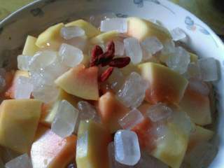 5、木瓜炖雪蛤,继续铺上冰糖，枸杞，按照自己的口味适度放就好