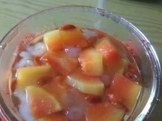 6、木瓜炖雪蛤,上锅隔水炖，水开后转小火继续十五分钟。这个量大概是三人份，装盘(现在就已经可以吃了~)