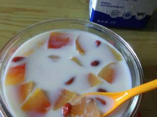 7、木瓜炖雪蛤,加入适当的牛奶拌匀，营养价值更高~