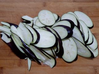 1、家庭版五花肉闷茄子(无水版),茄子洗净,切成薄片。
