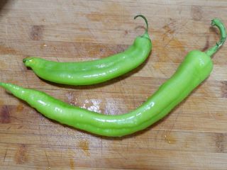 2、家庭版五花肉闷茄子(无水版),尖椒洗净。