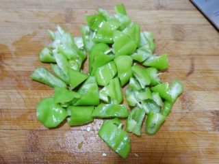 3、家庭版五花肉闷茄子(无水版),切成滚刀块。