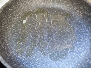 6、家庭版五花肉闷茄子(无水版),锅中热油。