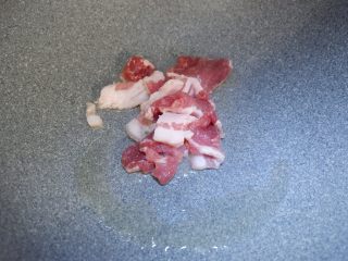 7、家庭版五花肉闷茄子(无水版),先放入五花肉。