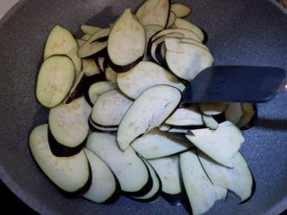 11、家庭版五花肉闷茄子(无水版),加入茄子。